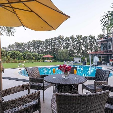Stayvista At The Banyan Abode With Pool Table, Pet Friendly & Outdoor Pool Manesar Exteriér fotografie