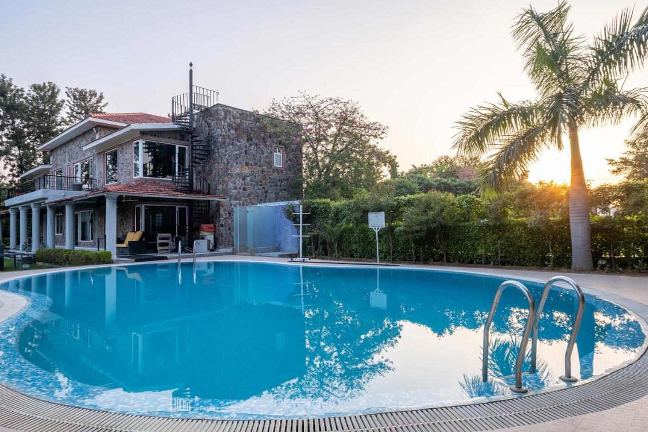 Stayvista At The Banyan Abode With Pool Table, Pet Friendly & Outdoor Pool Manesar Exteriér fotografie