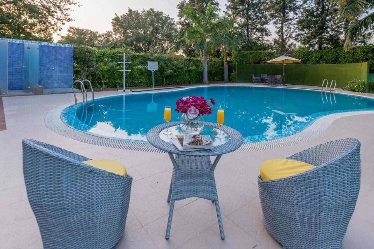 Stayvista At The Banyan Abode With Pool Table, Pet Friendly & Outdoor Pool Manesar Exteriér fotografie