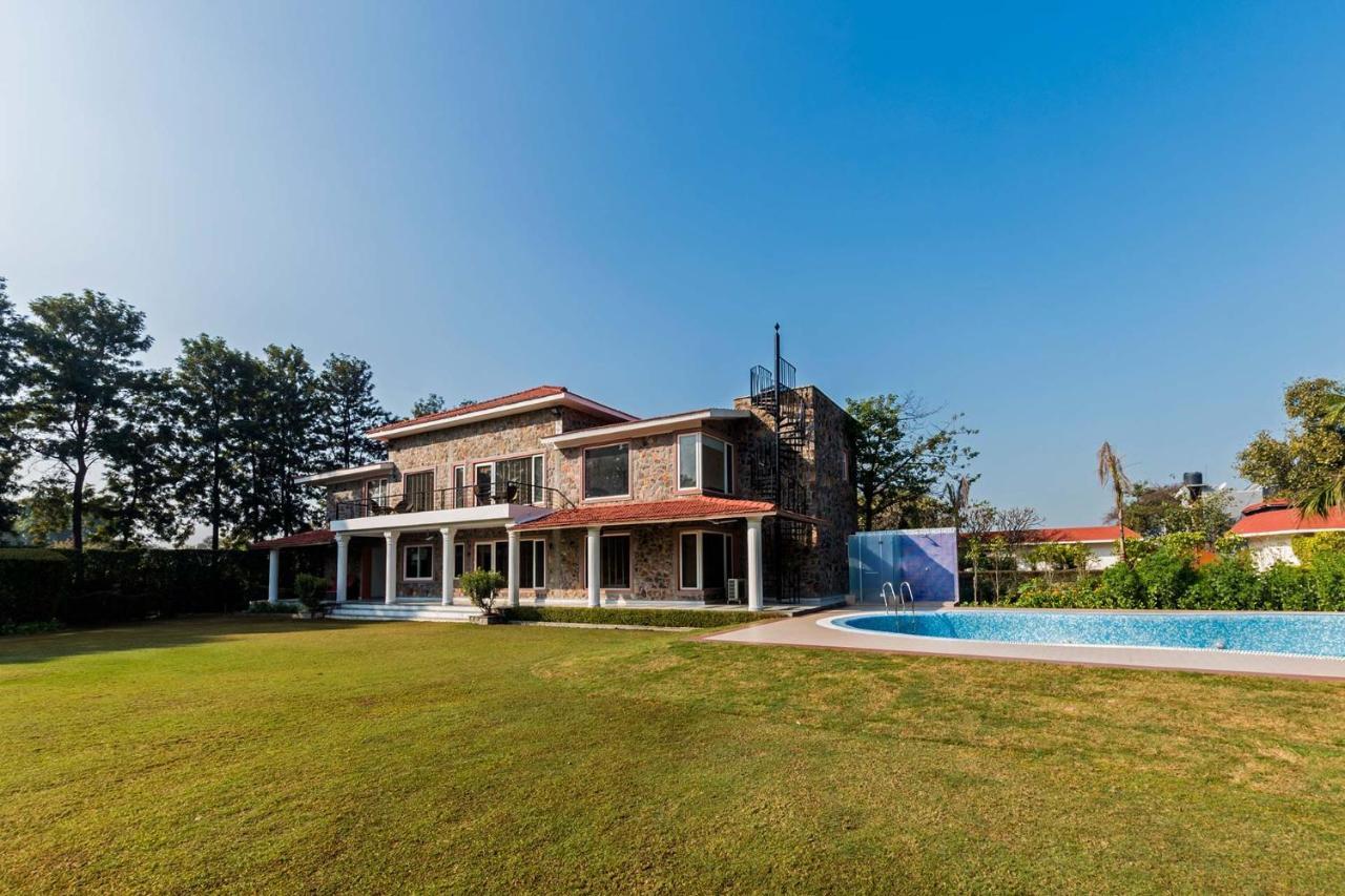 Stayvista At The Banyan Abode With Pool Table, Pet Friendly & Outdoor Pool Manesar Exteriér fotografie