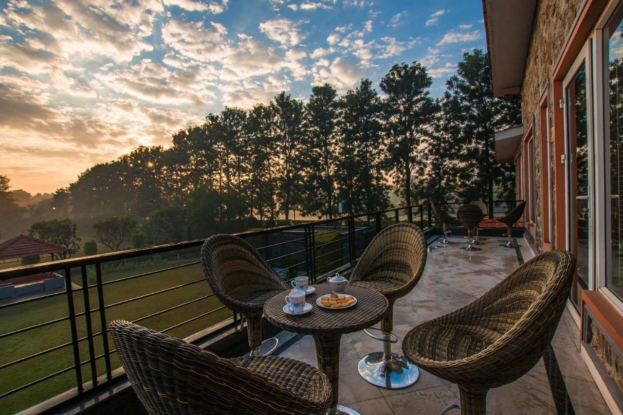 Stayvista At The Banyan Abode With Pool Table, Pet Friendly & Outdoor Pool Manesar Exteriér fotografie
